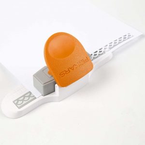 Bryllupsinvitasjoner: Bruk en Fiskars Interchangeable Border Punch til å lage papirblonder