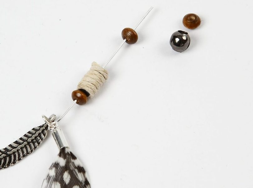 DIY smykker smykkefremstilling lag selv ørering fjær og perler