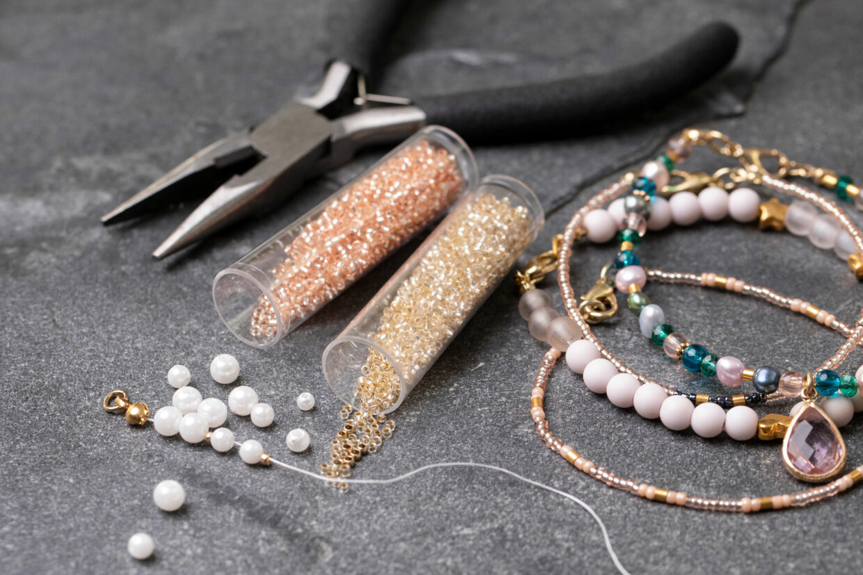 Forestående måle Spole tilbage DIY smykker: Uunnværlige teknikker til smykkefremstilling med perler -  CChobby Blog