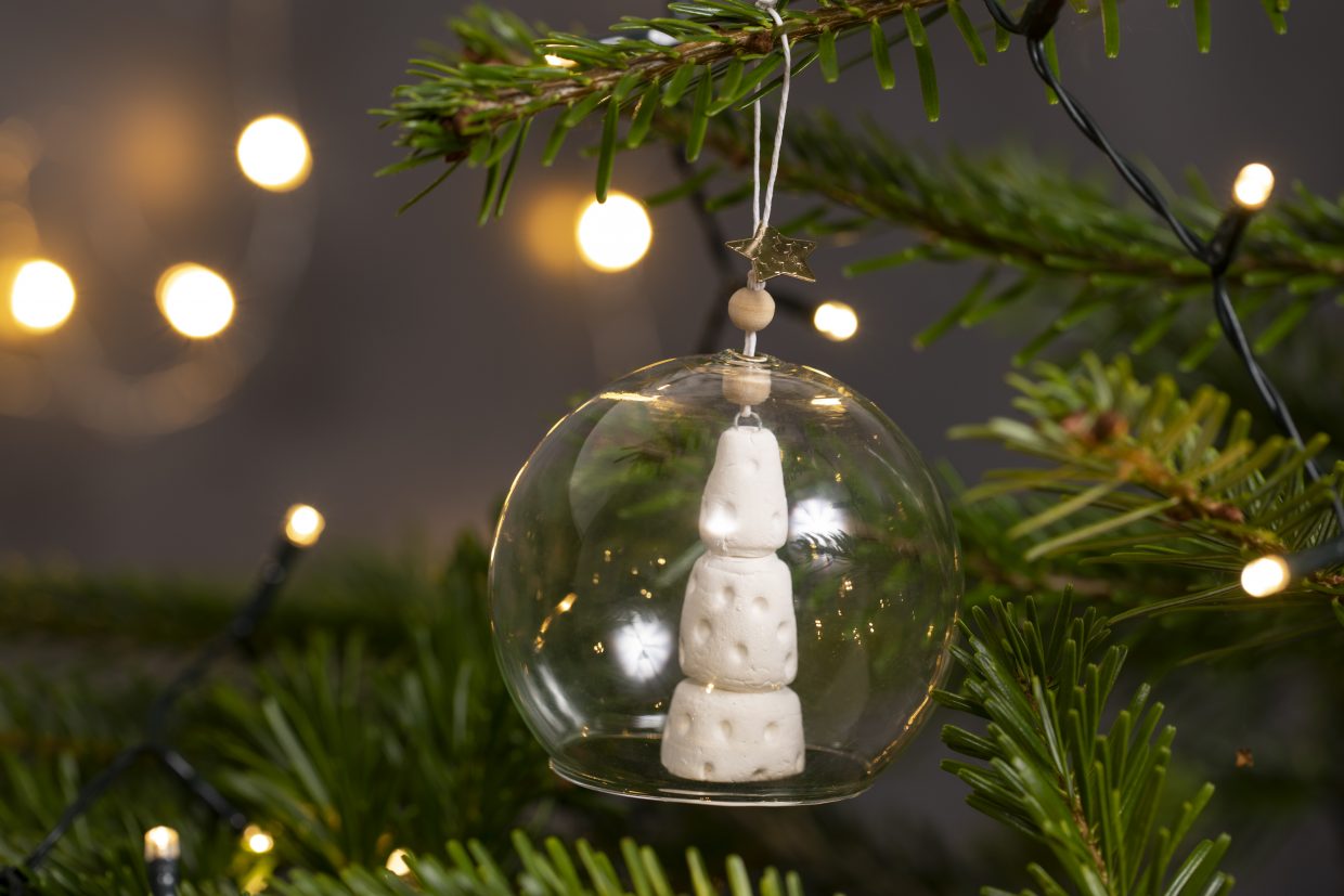 lav selv julepynt med selvhærdende ler - julekugle med juletræ