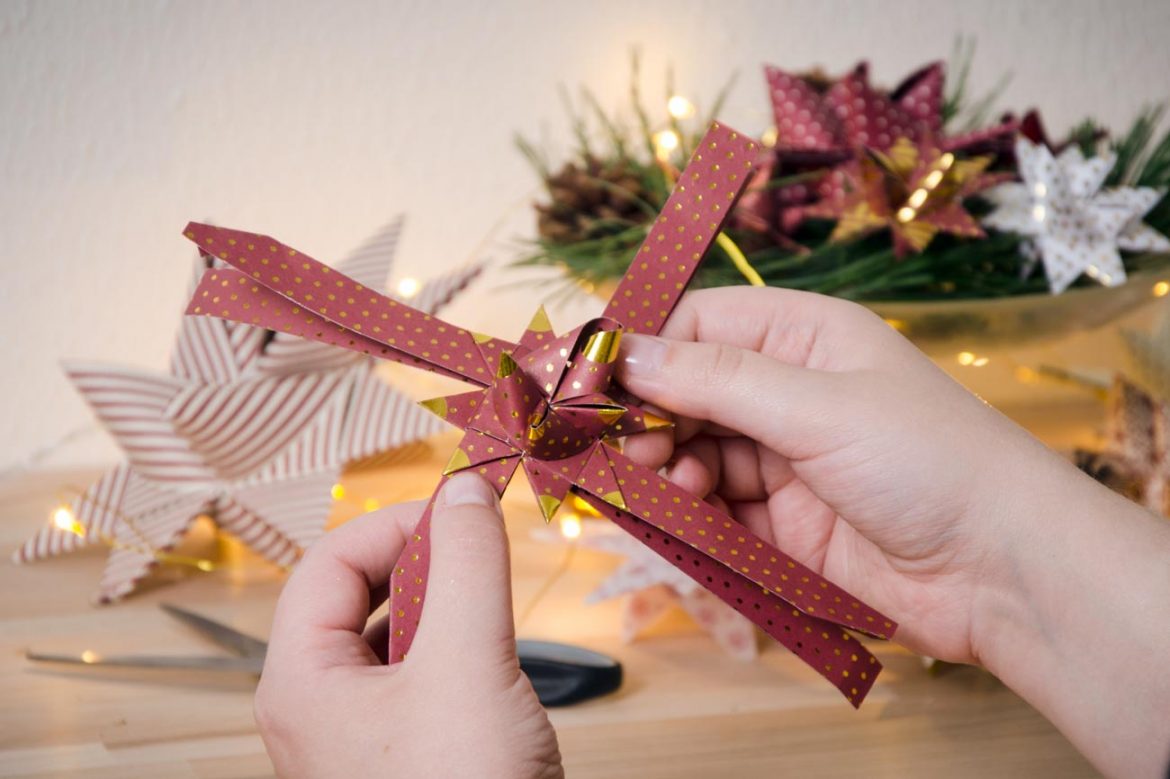 Slik lager du en flettet julestjerne – og 7 andre idéer med stjernestrimler