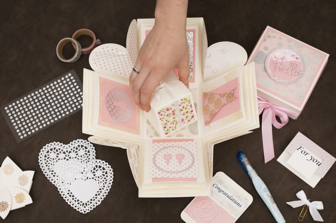 Gi en overraskende gave med en explosion box