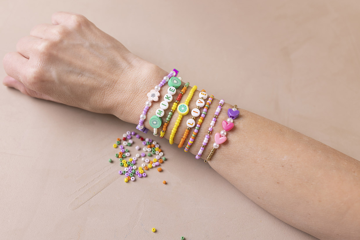DIY smykker med fargestrålende perler